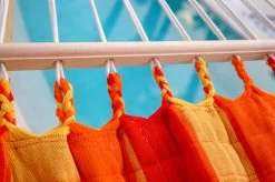 Hängematten-Set Mit Luxus-Stabhängematte KARIBIK RED Gefüttert Und Wetterfest 23 Hängematten-Set Mit Luxus-Stabhängematte KARIBIK RED Gefüttert Und Wetterfest -Gartenmöbel Store garten deals haengematten set rio grande holzgestell mit hammock lifestyle karibik red 4424401 7 1