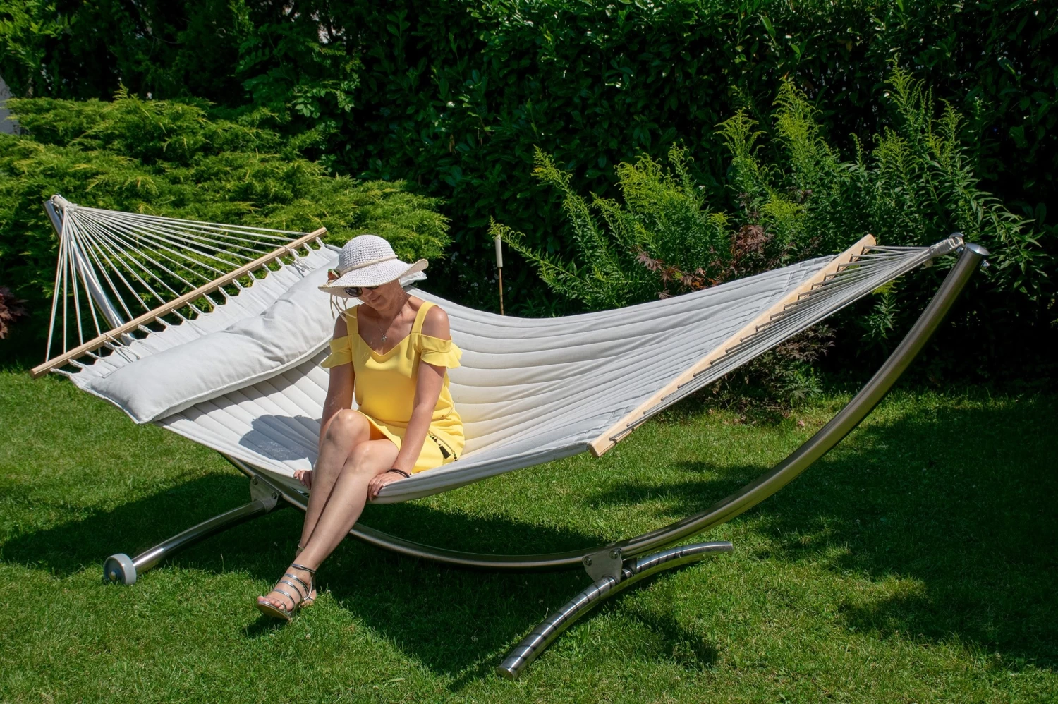 Hängemattenset Lola ROYAL DELUXE Mit Luxus Stabhängematte American SILVER 4 Hängemattenset Lola ROYAL DELUXE Mit Luxus Stabhängematte American SILVER – Bild 2