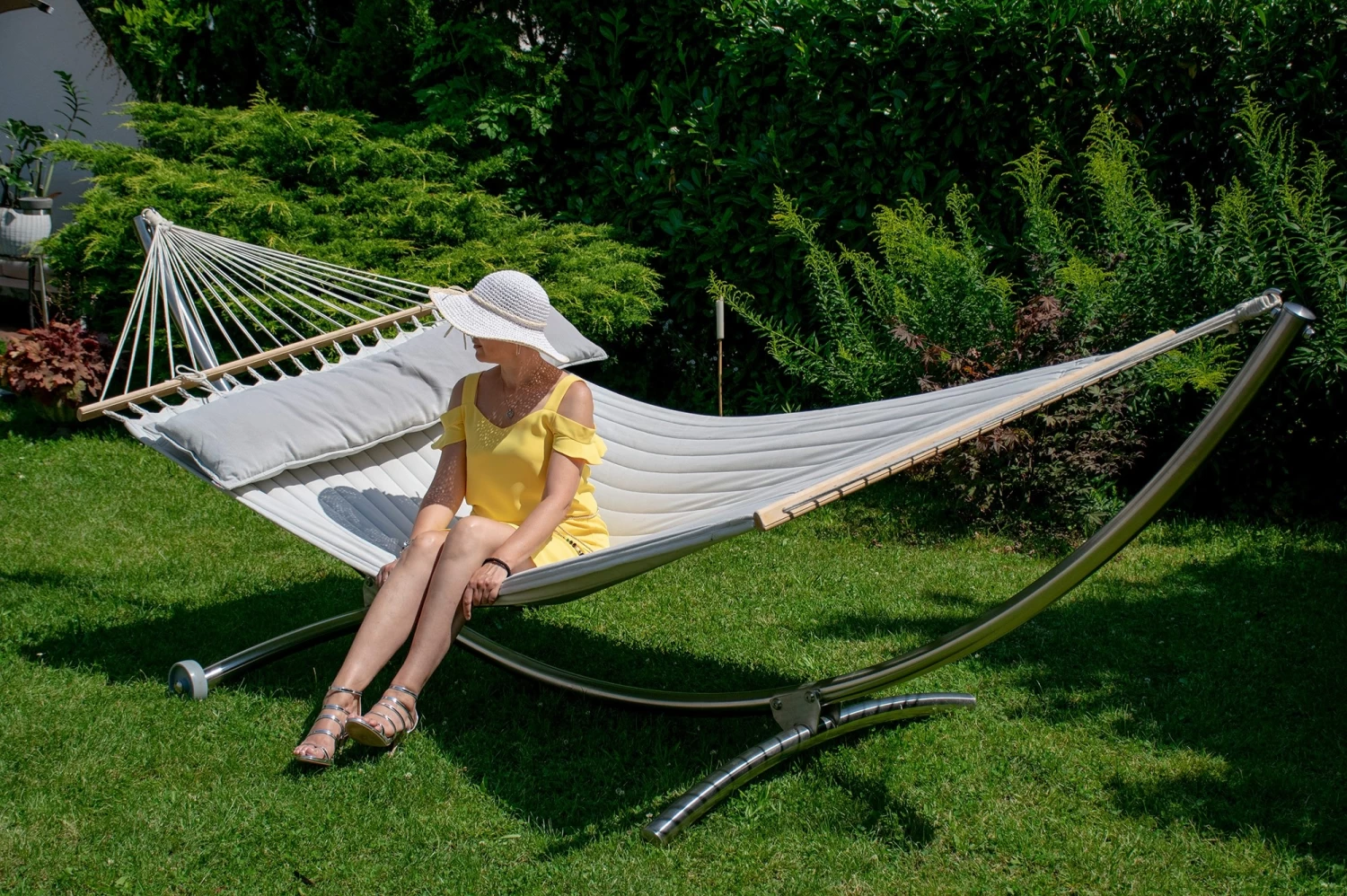 Hängemattenset Lola ROYAL DELUXE Mit Luxus Stabhängematte American SILVER 7 Hängemattenset Lola ROYAL DELUXE Mit Luxus Stabhängematte American SILVER – Bild 5