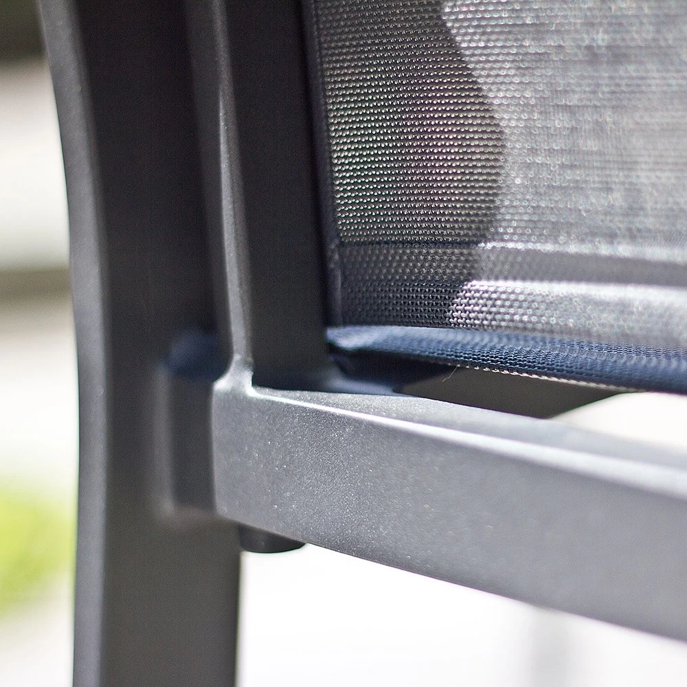 Zebra Stapelsessel Fly, Aluminium Graphit Und Textilen Carbon Grey, Teakarmlehnen 8 Zebra Stapelsessel Fly, Aluminium Graphit Und Textilen Carbon Grey, Teakarmlehnen – Bild 6