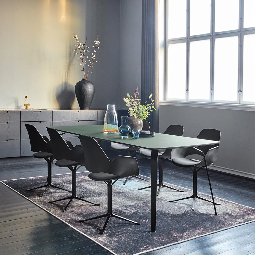 Houe FALK Stuhl Mit Armlehne Und Säulengestell Und Schale: Schwarz, Sitzkissen Dark Grey 4 Houe FALK Stuhl Mit Armlehne Und Säulengestell Und Schale: Schwarz, Sitzkissen Dark Grey – Bild 2