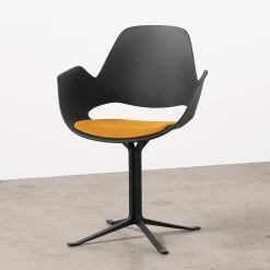 Houe FALK Stuhl Mit Armlehne Und Säulengestell Und Schale: Schwarz, Sitzkissen Dark Beige 9 Houe FALK Stuhl Mit Armlehne Und Säulengestell Und Schale: Schwarz, Sitzkissen Dark Beige -Gartenmöbel Store houe falk chair column legs ambient fotos 2 1