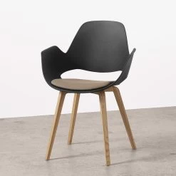 Houe FALK Stuhl Mit Armlehne Und Holzgestell Aus Eichenfurnier Und Schale: Schwarz, Sitzkissen Dark Beige 7 Houe FALK Stuhl Mit Armlehne Und Holzgestell Aus Eichenfurnier Und Schale: Schwarz, Sitzkissen Dark Beige -Gartenmöbel Store houe falk chair oak veneer legs ambient fotos 1 11