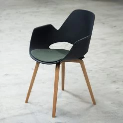 Houe FALK Stuhl Mit Armlehne Und Holzgestell Aus Eichenfurnier Und Schale: Schwarz, Sitzkissen Anthracite -Gartenmöbel Store houe falk chair oak veneer legs ambient fotos 2 15