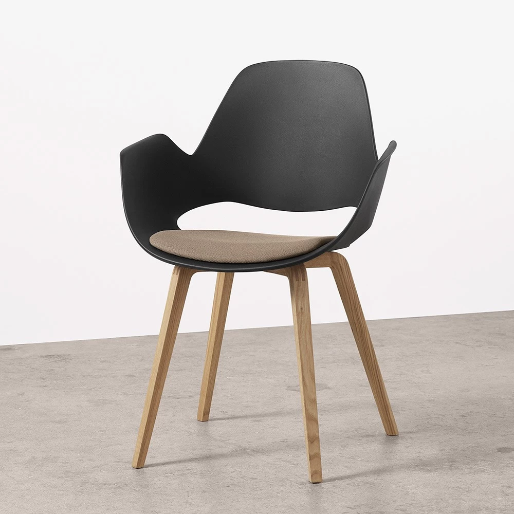 Houe FALK Stuhl Mit Armlehne Und Eiche Massiv Geölt Beine Und Schale: Schwarz 4 Houe FALK Stuhl Mit Armlehne Und Eiche Massiv Geölt Beine Und Schale: Schwarz – Bild 2