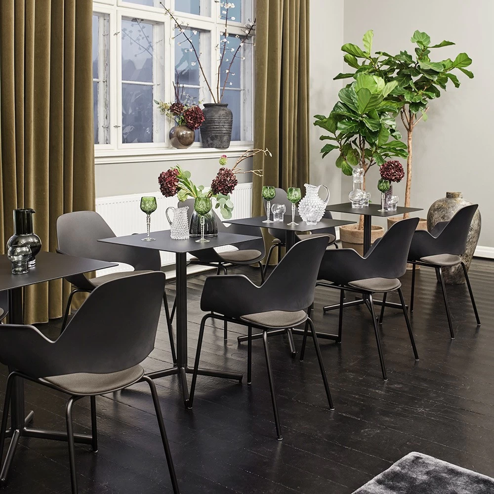 Houe FALK Stuhl Mit Armlehne Und Rohrbeine Und Schale: Schwarz, Sitzkissen Dark Grey 4 Houe FALK Stuhl Mit Armlehne Und Rohrbeine Und Schale: Schwarz, Sitzkissen Dark Grey – Bild 2