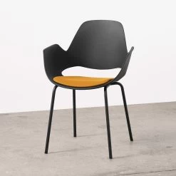 Houe FALK Stuhl Mit Armlehne Und Rohrbeine Und Schale: Schwarz, Sitzkissen Pine Green 14 Houe FALK Stuhl Mit Armlehne Und Rohrbeine Und Schale: Schwarz, Sitzkissen Pine Green -Gartenmöbel Store houe falk chair solid tube legs ambient fotos 3