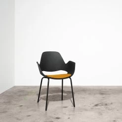 Houe FALK Stuhl Mit Armlehne Und Rohrbeine Und Schale: Schwarz, Sitzkissen Anthracite -Gartenmöbel Store houe falk chair solid tube legs ambient fotos 4 5