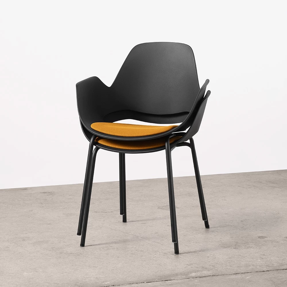 Houe FALK Stuhl Mit Armlehne Und Rohrbeine Und Schale: Schwarz, Sitzkissen Dark Yellow 9 Houe FALK Stuhl Mit Armlehne Und Rohrbeine Und Schale: Schwarz, Sitzkissen Dark Yellow – Bild 7