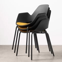 Houe FALK Stuhl Mit Armlehne Und Rohrbeine Und Schale: Schwarz, Sitzkissen Anthracite -Gartenmöbel Store houe falk chair solid tube legs ambient fotos 7 5