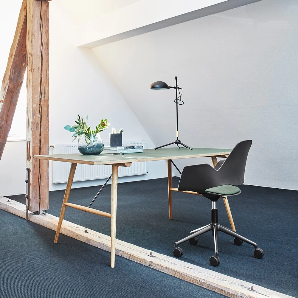 Houe HEKLA Esstisch 168x95cm Beine: Eiche Massiv Geölt Und Schwarze Linoleumplatte Und Geölte Eichenkante 5 Houe HEKLA Esstisch 168x95cm Beine: Eiche Massiv Geölt Und Schwarze Linoleumplatte Und Geölte Eichenkante – Bild 4