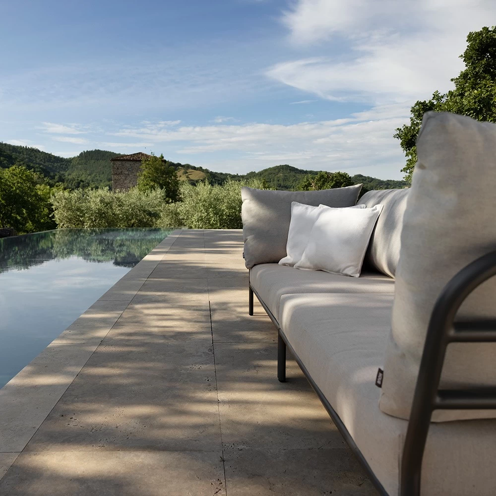 Houe LEVEL 2 Cozy Ecke, Rechts Kissen: Sky. Gestell: Muted White 7 Houe LEVEL 2 Cozy Ecke, Rechts Kissen: Sky. Gestell: Muted White – Bild 5