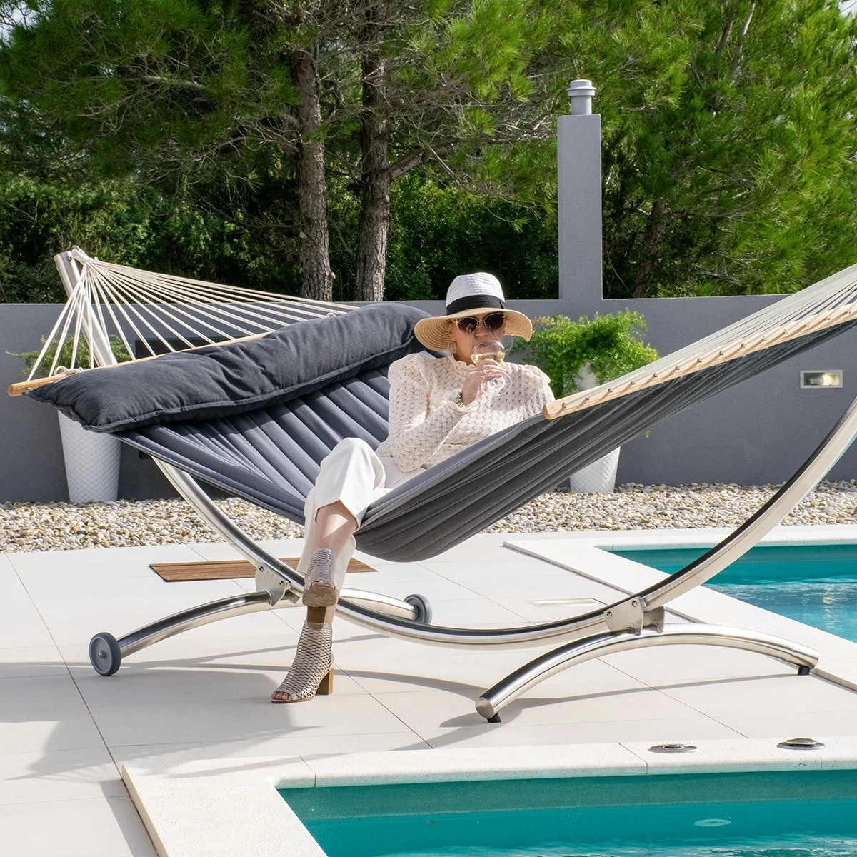 Lola Luxus Stab Hängematte Gefüttert American Hammock Lifestyle, NOIRE Mit Kissen Wetterfest 8 Lola Luxus Stab Hängematte Gefüttert American Hammock Lifestyle, NOIRE Mit Kissen Wetterfest – Bild 6
