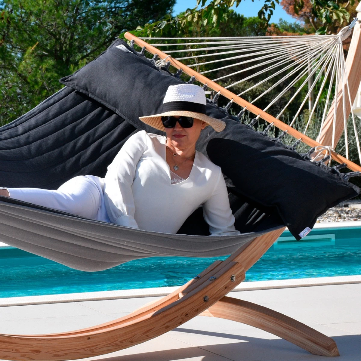 Lola Luxus Stab Hängematte Gefüttert American Hammock Lifestyle, NOIRE Mit Kissen Wetterfest 4 Lola Luxus Stab Hängematte Gefüttert American Hammock Lifestyle, NOIRE Mit Kissen Wetterfest – Bild 2