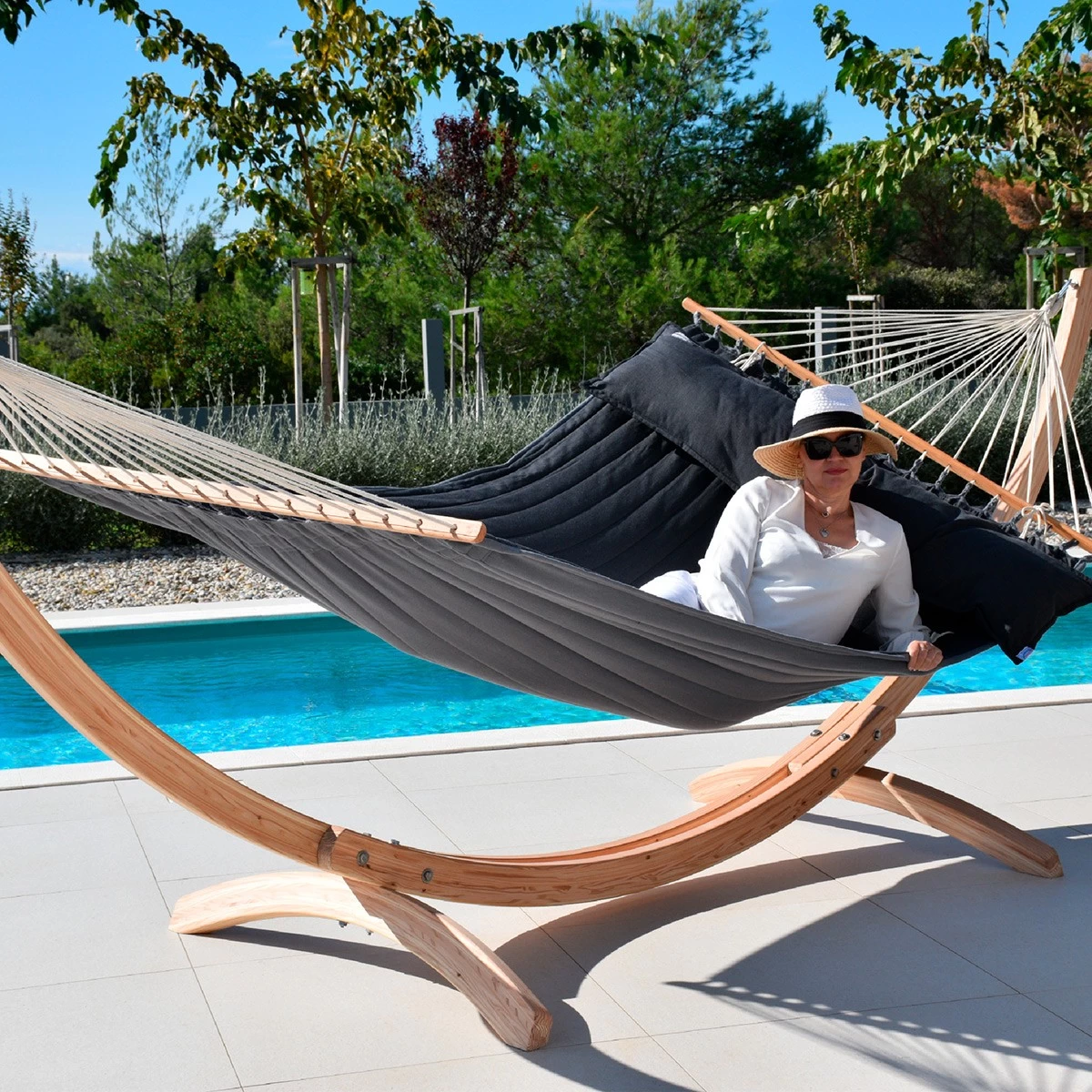 Lola Luxus Stab Hängematte Gefüttert American Hammock Lifestyle, NOIRE Mit Kissen Wetterfest 6 Lola Luxus Stab Hängematte Gefüttert American Hammock Lifestyle, NOIRE Mit Kissen Wetterfest – Bild 4