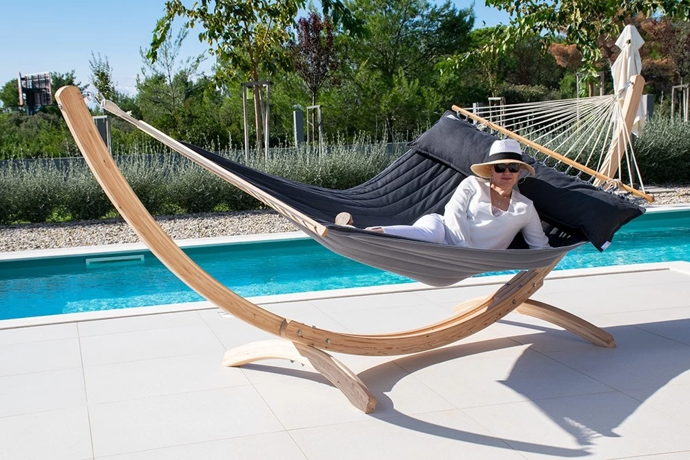 Familien-Stabhängematte American-Hammock Noire Mit Holzgestell Aus FSC-Lärche Ares-Arc 11 Familien-Stabhängematte American-Hammock Noire Mit Holzgestell Aus FSC-Lärche Ares-Arc – Bild 9
