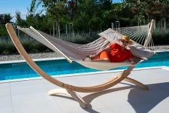 Familien-Stabhängematte American-Hammock Cofea-Crema Mit Holzgestell Aus FSC-Lärche Ares-Arc 21 Familien-Stabhängematte American-Hammock Cofea-Crema Mit Holzgestell Aus FSC-Lärche Ares-Arc -Gartenmöbel Store lola stab hangematte american hammock cofea crema 95100 2a