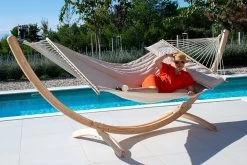 Familien-Stabhängematte American-Hammock Cofea-Crema Mit Holzgestell Aus FSC-Lärche Ares-Arc 22 Familien-Stabhängematte American-Hammock Cofea-Crema Mit Holzgestell Aus FSC-Lärche Ares-Arc -Gartenmöbel Store lola stab hangematte american hammock cofea crema 95100 3a