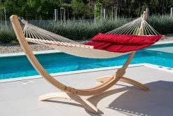 Familien-Stabhängematte American-Hammock Fuego-Red Mit Holzgestell Aus FSC-Lärche Ares-Arc -Gartenmöbel Store lola stabhaengematte american fuego red ares arc 4a
