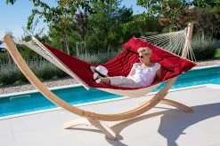 Familien-Stabhängematte American-Hammock Fuego-Red Mit Holzgestell Aus FSC-Lärche Ares-Arc -Gartenmöbel Store lola stabhaengematte american fuego red ares arc 5a