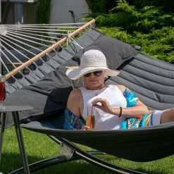 Familien-Stabhängematte American-Hammock Noire Mit Holzgestell Aus FSC-Lärche Ares-Arc 19 Familien-Stabhängematte American-Hammock Noire Mit Holzgestell Aus FSC-Lärche Ares-Arc -Gartenmöbel Store lola stabhaengematte american noire ares arc 3