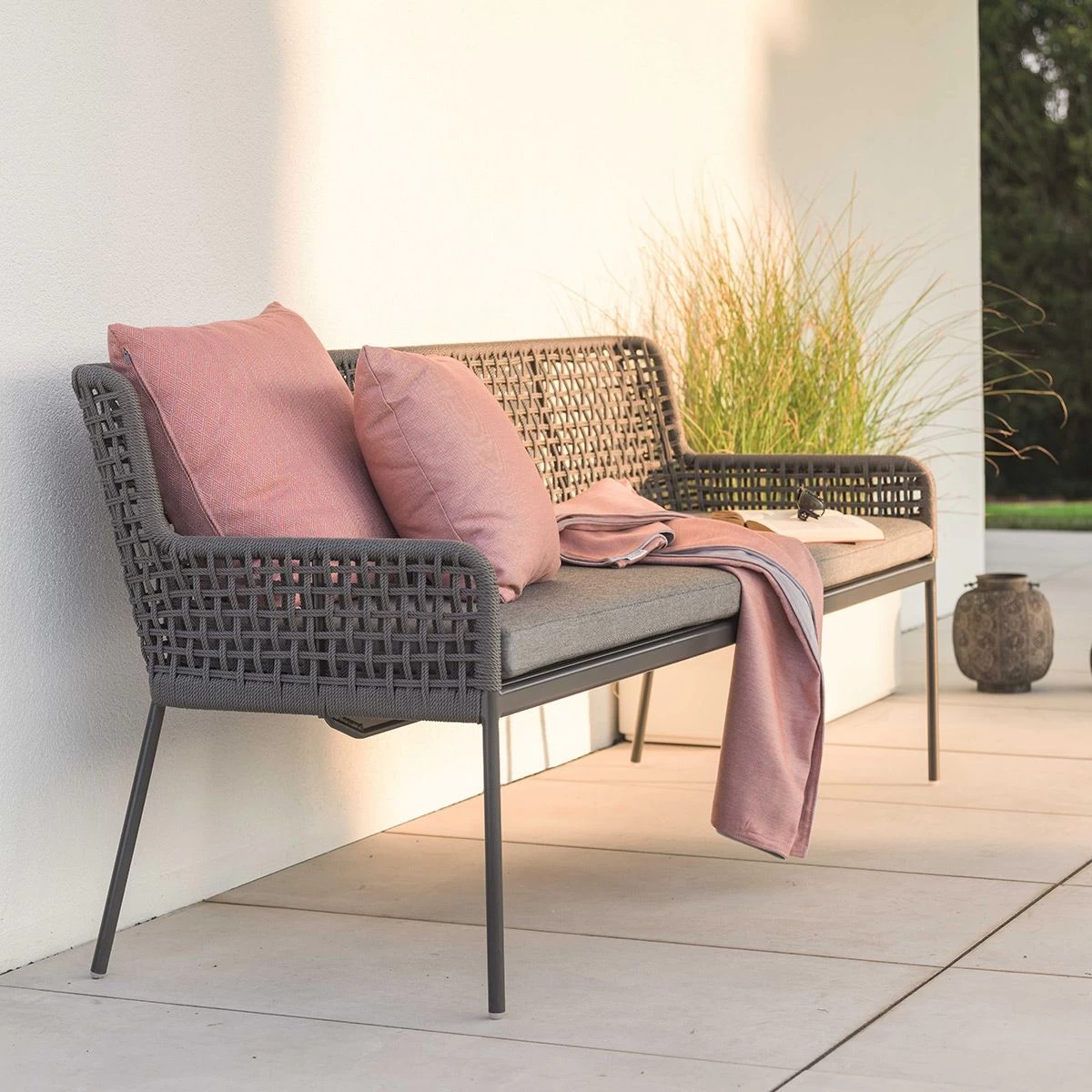 Stern Bank 3-Sitzer Greta Aluminium Anthrazit Kordel Platin/Kissen 100% Polyacryl Seidengrau 5 Stern Bank 3-Sitzer Greta Aluminium Anthrazit Kordel Platin/Kissen 100% Polyacryl Seidengrau – Bild 3