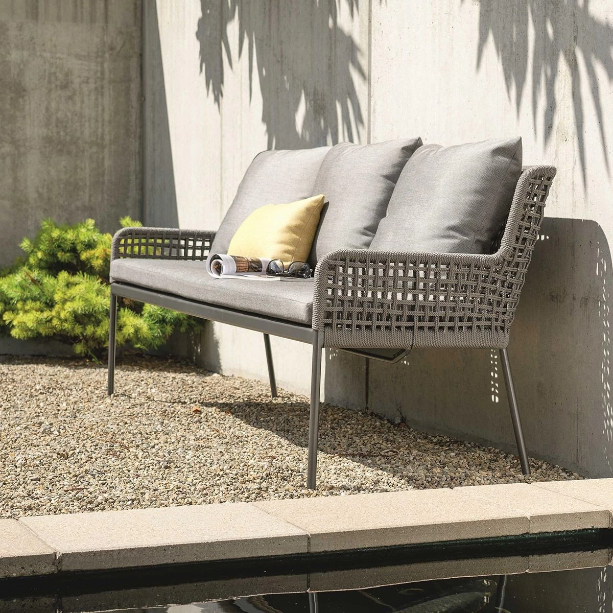 Stern Bank 3-Sitzer Greta Aluminium Anthrazit Kordel Platin/Kissen 100% Polyacryl Seidengrau 6 Stern Bank 3-Sitzer Greta Aluminium Anthrazit Kordel Platin/Kissen 100% Polyacryl Seidengrau – Bild 4