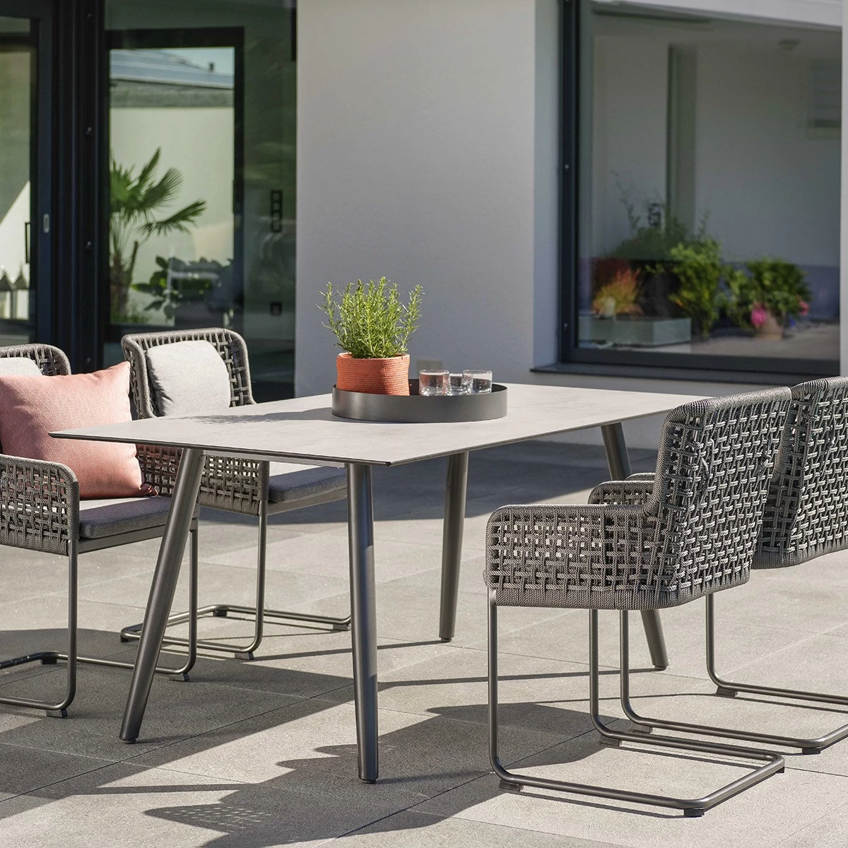 Stern Tisch 180x100cm Interno Rundrohr Konisch Aluminium Anthrazit/ Silverstar 2.0 Zement Hell 5 Stern Tisch 180x100cm Interno Rundrohr Konisch Aluminium Anthrazit/ Silverstar 2.0 Zement Hell – Bild 3