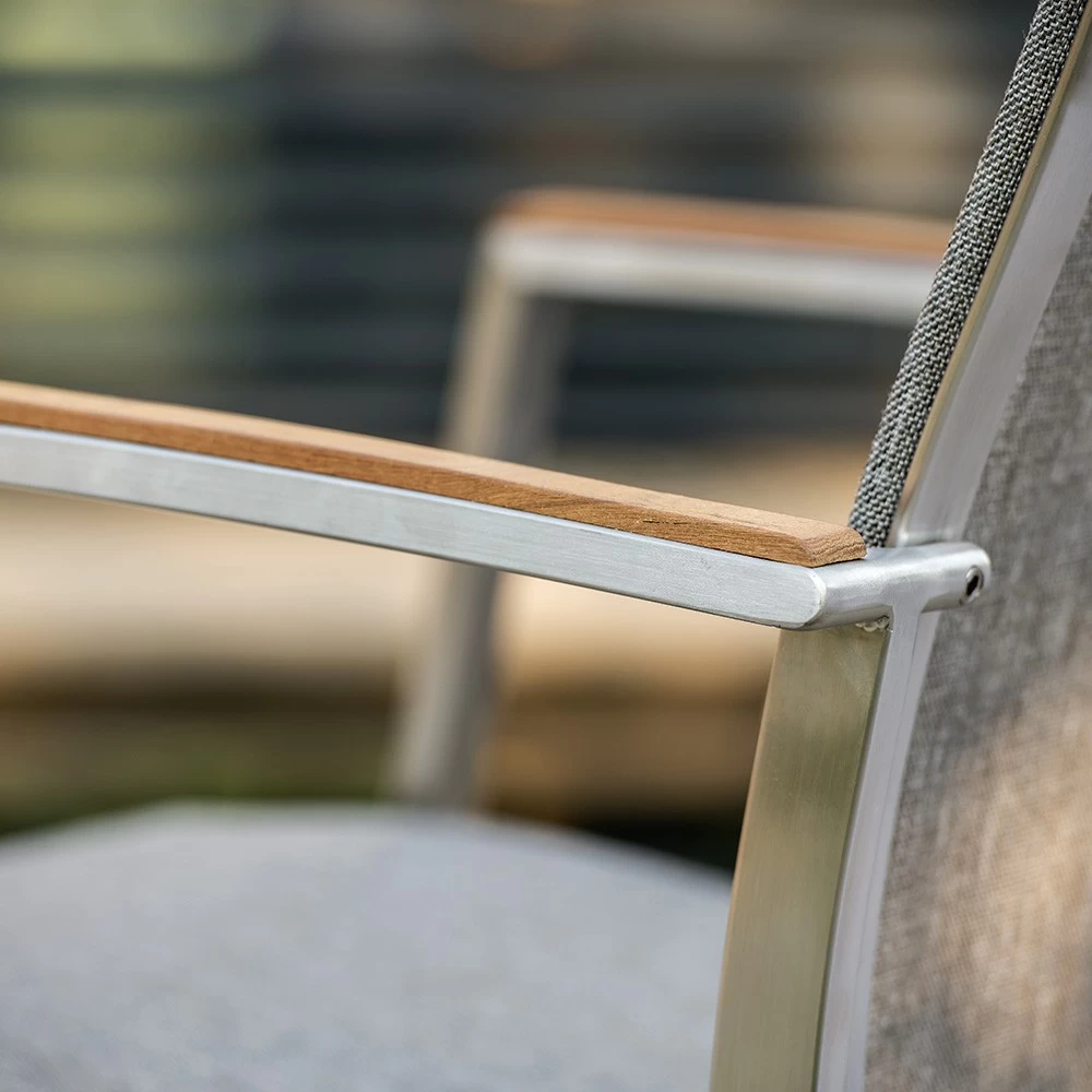 Stern Stapelsessel Mika Edelstahl/Bezug Textilen Leinen Grau/Teakarmlehnen FSC®-zertifiziert 12 Stern Stapelsessel Mika Edelstahl/Bezug Textilen Leinen Grau/Teakarmlehnen FSC®-zertifiziert – Bild 10