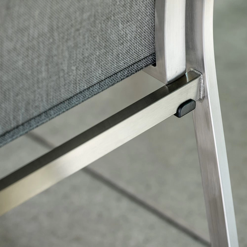 Stern Stapelsessel Mika Edelstahl/Bezug Textilen Leinen Grau/Teakarmlehnen FSC®-zertifiziert 13 Stern Stapelsessel Mika Edelstahl/Bezug Textilen Leinen Grau/Teakarmlehnen FSC®-zertifiziert – Bild 11