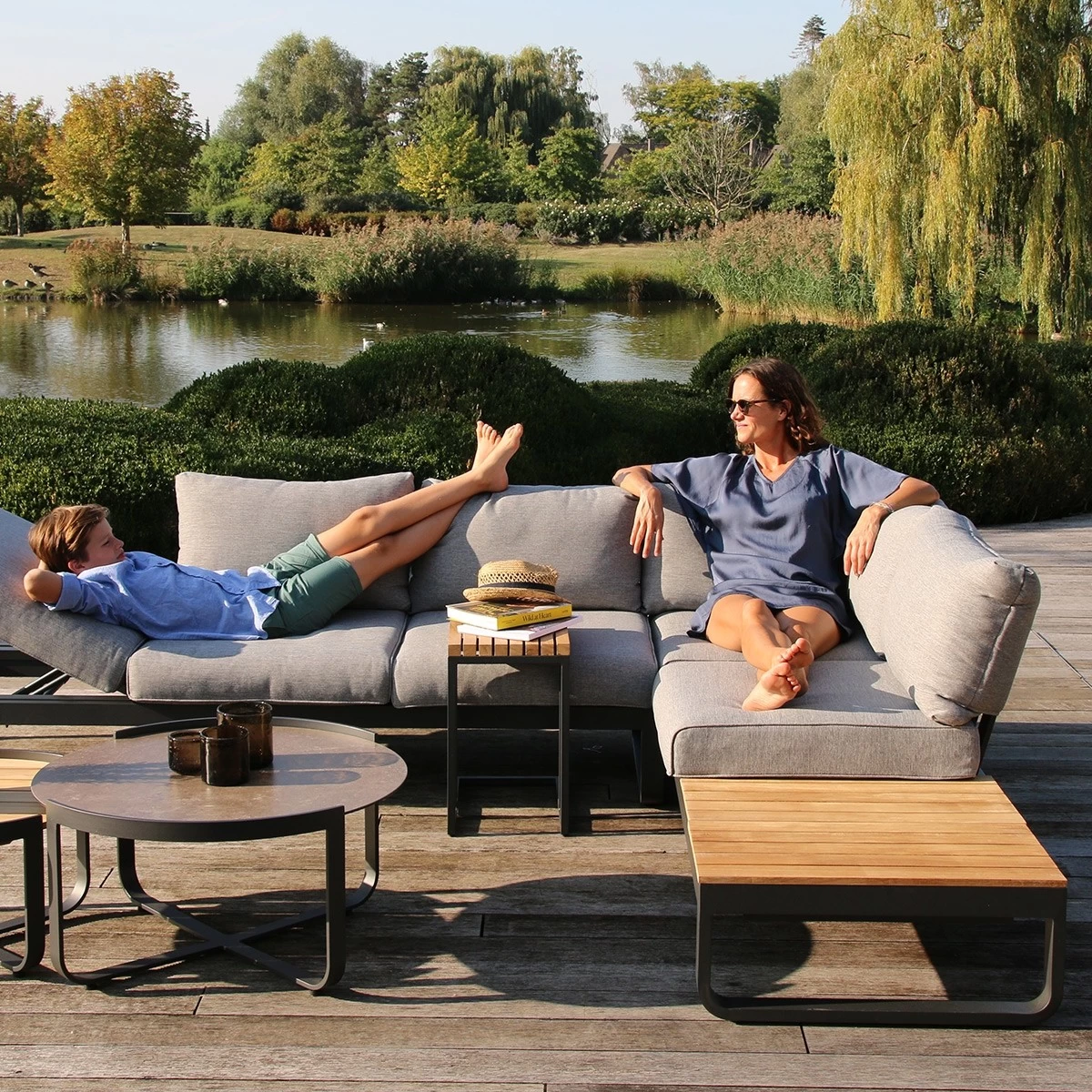 Zebra Park Lounge Kaffeetisch Gestell Aluminium Graphite Mit Teakholzplatte 4 Zebra Park Lounge Kaffeetisch Gestell Aluminium Graphite Mit Teakholzplatte – Bild 2